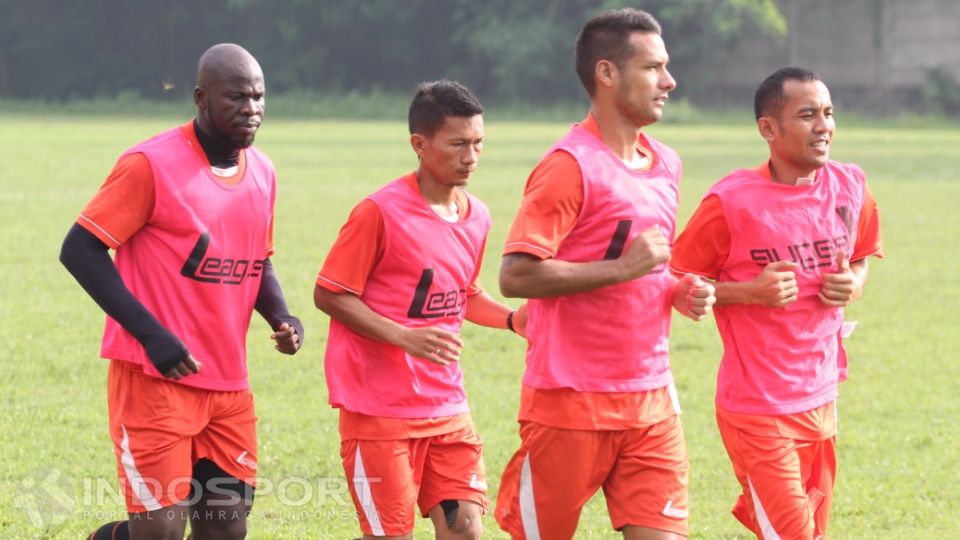 Ki-ka: OK Jhon, Ismed Sofyan, Raphael Maitimo, M. Ilham melakukan latihan terpisah akibat masih mengalami cedera. Copyright: © Herry Ibrahim/INDOSPORT